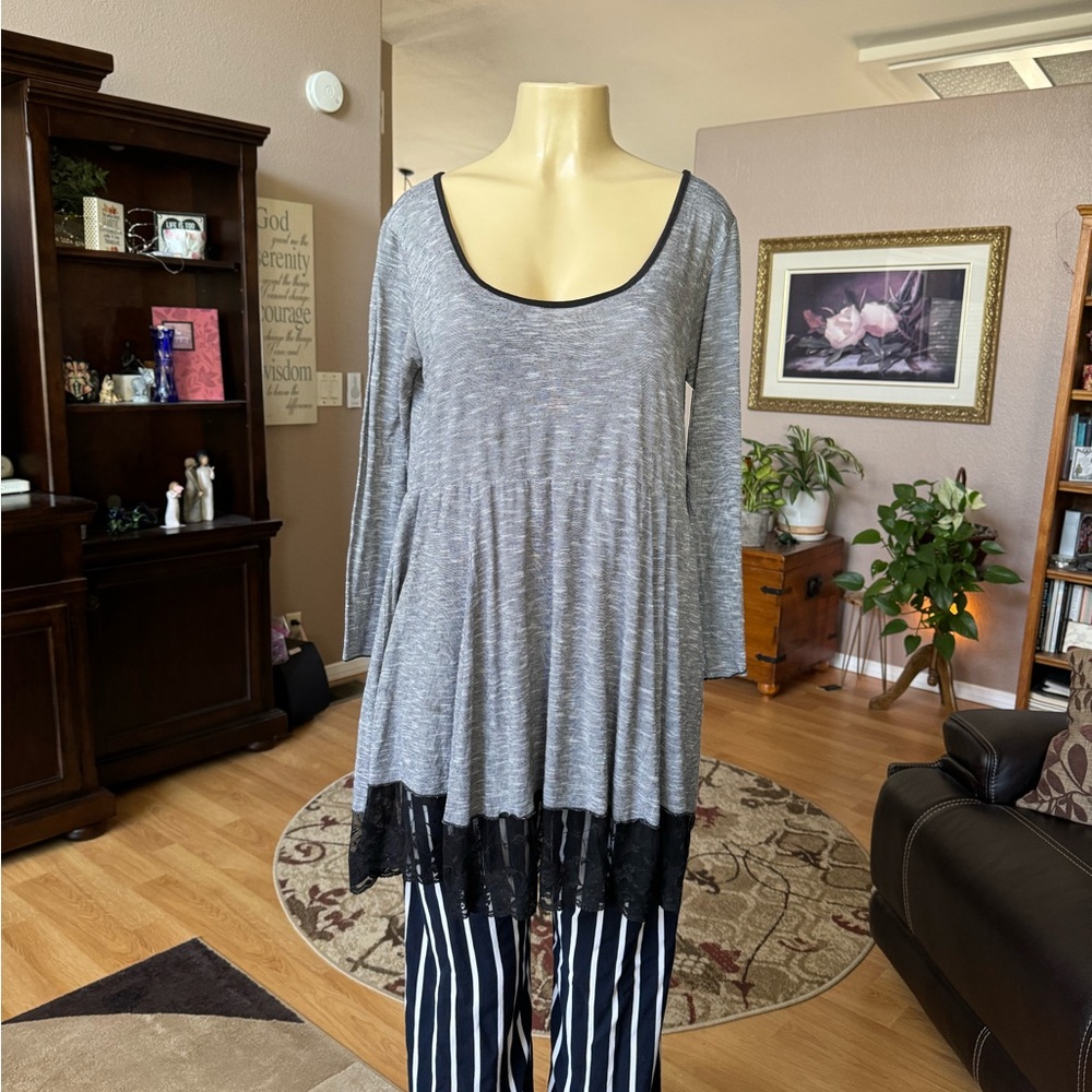 Marigold gray & black long sleeve scoop neckline tunic-size XL